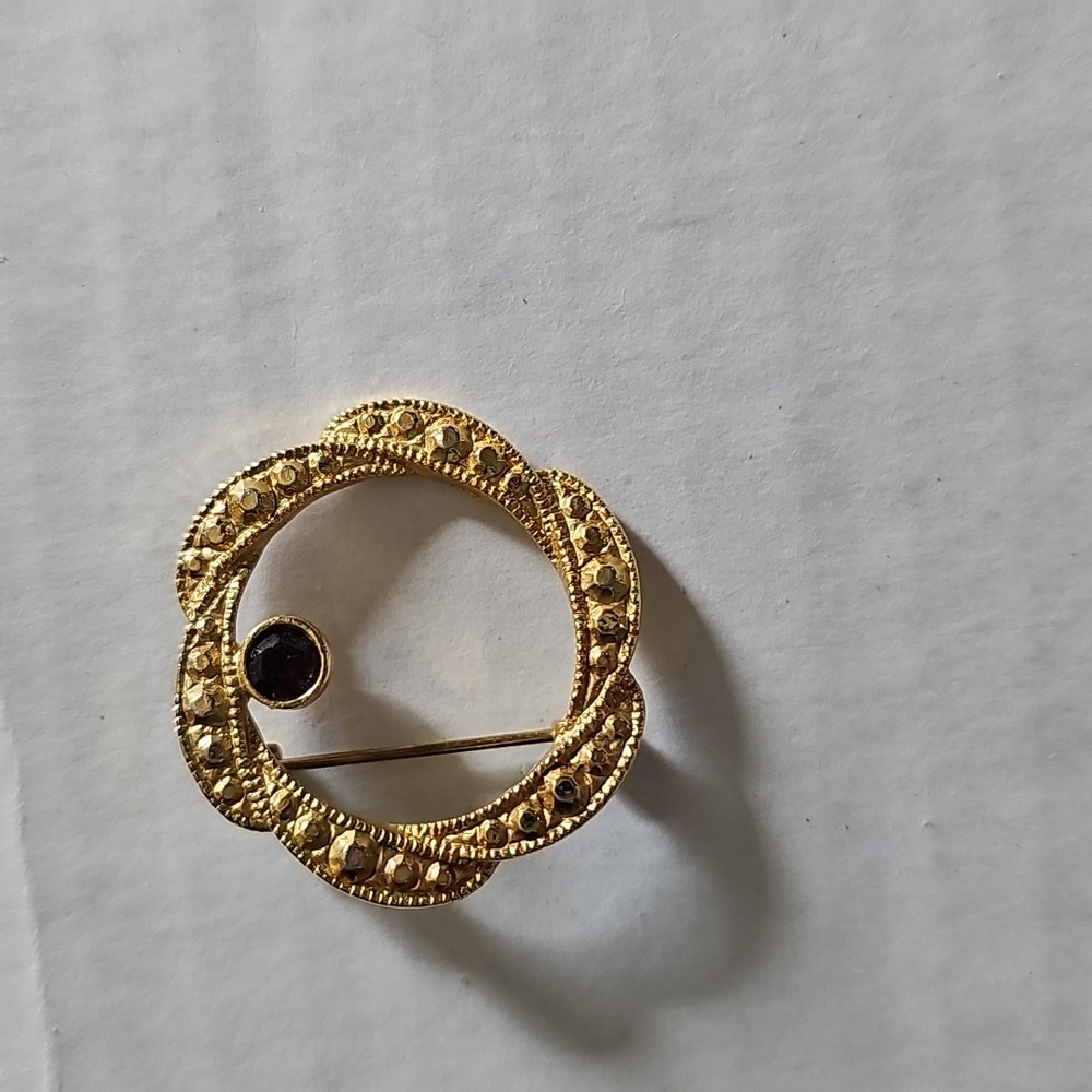 Elegant Vintage Gold Brooch with Red Accent